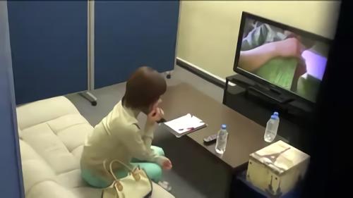 『不倫』映画のモニターと騙して密室で素人の人妻にAVを鑑賞させたらエキサイトして身体までゆるしてしまうのか！？を試してみる好評企！