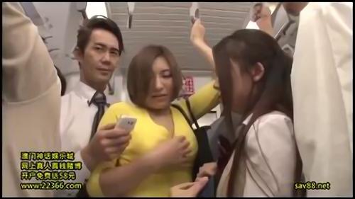 『レイプ』満員電車でフリーに動けない母娘を同時痴〇！両手を手すりに制限して無反発の身体を痴〇しまくる！ビヤクを塗りたくったバイブを固定され、！