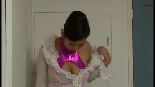 『人妻』義母・ゆりは息子の授業参観に戸惑っていた。パソコンで調べた「おしゃれな服で行けばいい」の言葉を信じて着ていった服…それは！