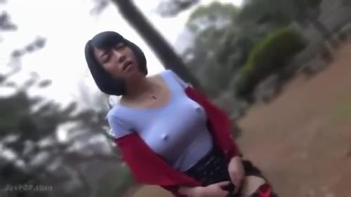 『ボールギャグ』応募してきた。人に見られるのもエキサイトするというので、ノーブラでデカ乳首をビンビンに勃起し浮き立たせて外を歩かせると、リ！