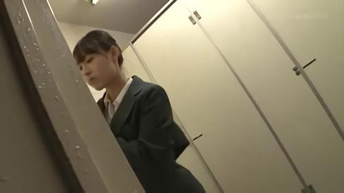 『着衣』痴〇された相手が同性だと知った女は戸惑い反発。それでも諦めない女子校生は女にビヤクを仕掛ける！次第に呼吸は乱れ、火照りだす身体…。！