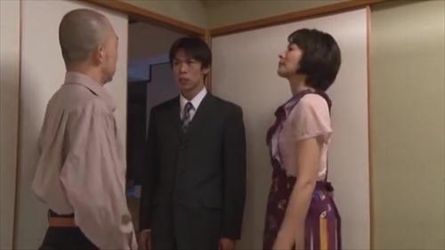 『熟女』マジメなタロウが寿恵の財布から金を取ろうとしたのを見て、母は完全に確信した。数日後、いじめっこから情欲的本などの万引きを強要され止！