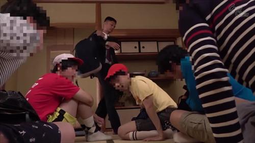 『温泉』大人気の「爆乳先生とのわくわく修学トラベル」第三弾は推川ゆうり先生が登場！お人好しな性格でダイナマイト身体の持ち主のゆうり先生はみ！