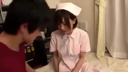 『パイパン』ガール・小倉ゆずちゃんが登場！！優しいゆずちゃんはこちらのお願いはなんでもノープロブレム。メイドやナースの服で訪問してくれたり、硬くなった素人さんの股間を柔らか！