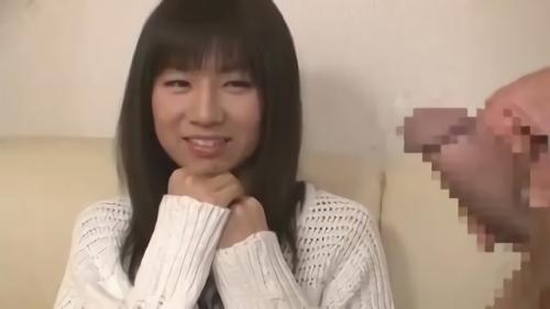 『素人』『こんな明るいトコで見るの…初めて…』勃起チ〇ポをシゴく男の姿を前に、素人娘達は瞳を潤ませる…。落ち着き無く視線を漂わせ、身体をう！