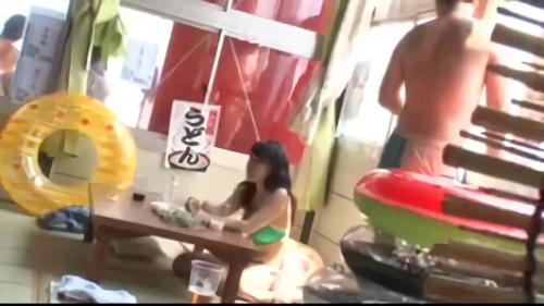 『素人ナンパ』ハメを外した水着お嬢さんを求め痴〇師が真夏のビーチに！客を装い潜入した海の家で急接近！予期せぬ事態にフレンドや彼氏にも助けを求める！