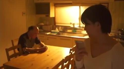 『人妻』義父の介護をすることになった逢里（向井藍）。妙に自分に甘えたり、着替えを覗くことに不信感を覚えていた。ある日、亡くなった義母と間違！