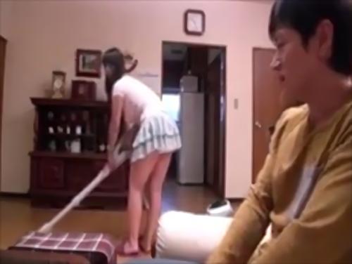 『巨乳』母が家でしか見せない掃除や洗濯中の無防備胸チラやパンチラに僕のチ○ポが勃起してしまった。一人息子の勃起チ○ポに気付き悶々と発情して！