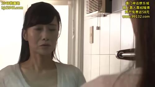 『貧乳』最近、ネットオークションに夢中のまりは、息子の友人・哲也に携帯のアプリ設定をしてもらう。その後、彼から何かと連絡が来るようになり…！