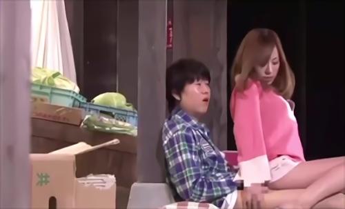 『主婦』驚異的ハプニングで無邪気な息子のチ○ポがママのマ○コにズボッ！公園で遊ぶ親子…突然シーソーが跳ね上がり息子のチ○ポがズッポリ！スベ！