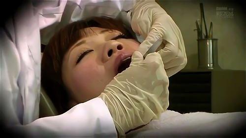 『イラマチオ』町内婦人歯科検診で医師は麻酔でご婦人を昏〇させ猥褻アクトに及んでいるのだがチンポを挿入したひと時に突然目覚めてしまう！「やめて！」！