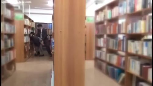 『制服』静かな図書館で制服姿の大人しそうな女子校生に突然襲い掛かりデカチン即ハメ！恥ずかしくて声の出せないJKにチ○コ挿れっぱな！