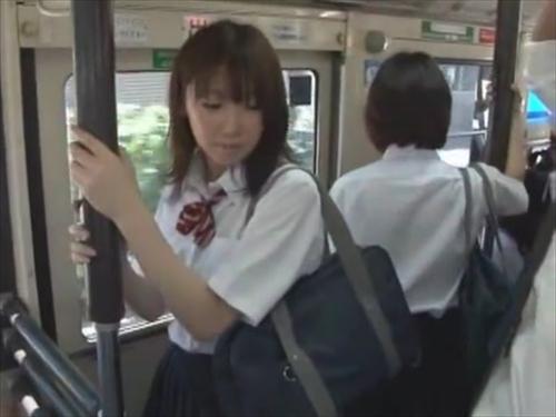 『手コキ抜き』DANDYリサーチ員が間違えたフリをして女子校通学バスに乗り込むと、まわりの女子校生は興味津々。やがて、まわりに気づかれないように！