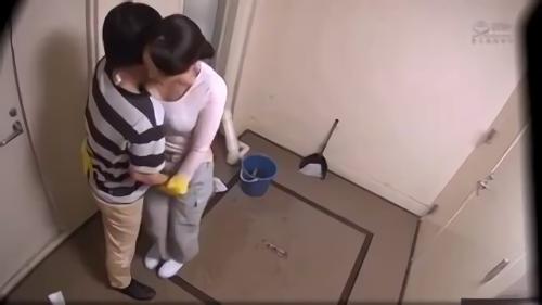 『逆レイプ』通りかかるたびにマンションの廊下を掃除しているおばちゃん。一見ジミで何の変哲もない中年女性だが、旦那さんと上手く行ってないのか不意！