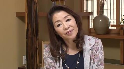 『五十路』多岐川翔子さん56歳。杉並区にお住まいの専業主婦。結婚31年を迎えたご主人とは今でもラブラブで、月2回の営みの後もお互い手を握って！