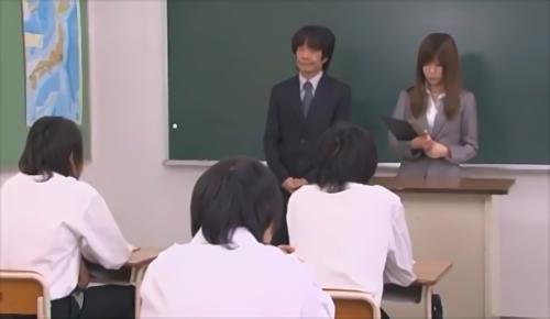 『下着』憧れだった教職に就いた美穂だったが、担任になったクラスは問題児ばかり。理想とのギャップに悩む美穂にアドバイスをしてくれたのは、父の！