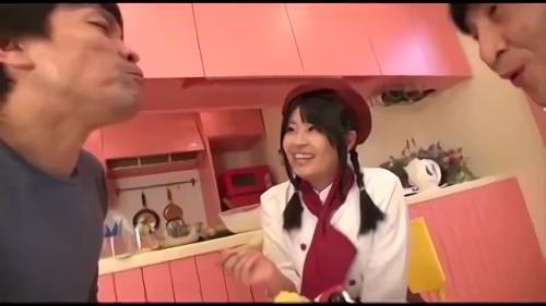 『さとう愛理』特製ケーキ作りに『さとう愛理』ちゃんがチャレンジ。日頃からスイーツ作りを趣味とする彼女もオシッコを入れるのはもちろん初めて。ドン引！