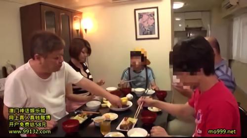 『近親相姦』従兄弟に会う事を楽しみにしていた智だが、玄関で出迎えてくれた伯母さんの豊満な胸にしか目がいかない。皆で食事している間も気になって仕！
