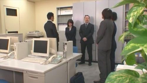 『輪姦』社会人一年生の結衣は出勤初日からクンニ、ゴルフクラブ挿入と好色社長の餌食に！ブラジャー開発の為と言い包められ、社員の前で晒されるオ！