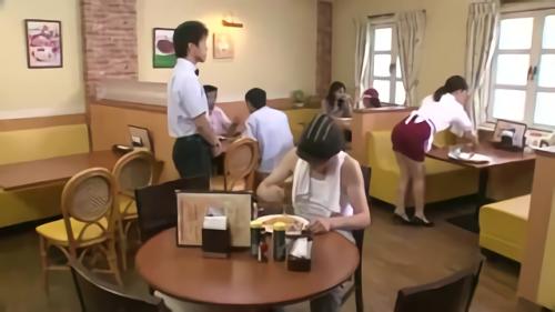 『騎乗位』同じファミレスで社員として働いている恵理子の事を好きになってしまった大学生・直也。ある日の夜、ツーショットで閉店後の掃除をす！