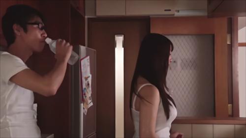 『美尻』艶っぽい汗、はだける衣服、露出される柔肌…あまりにも蒸し暑い灼熱の夜が義父と義娘を狂わせてしまう…。ケガをしてしまった義父を介護す！