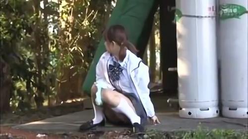 『露出』もー限界！漏れちゃう！便所がない・使えないシチュエーションでガマン出来ない女子〇生が人目を避けて野ションを決行。しかし放尿を目撃し！