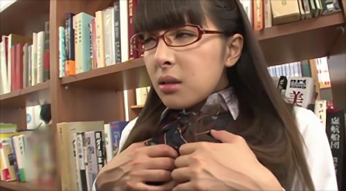 『フェラ』真面目そうなメガネ女子が図書館で読んでいる本は、なんとSEXな美術本だった！勉強の為に手に取った美術本が予想以上にSEXだったので！
