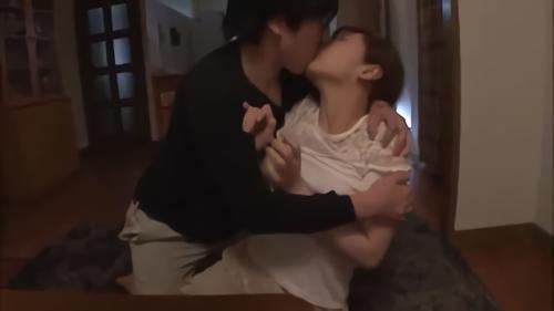 『巨乳』マンションの隣同士で僕達夫婦と、妻の両親が暮らしています。義母のあきさんはとてもエレガントで美しくて、いまだ一緒にご飯食べてる！