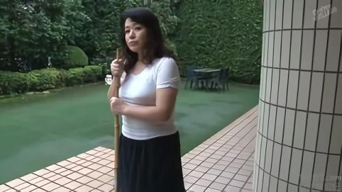 『おばさん』結子は朝が苦手な大学生の息子マナブを起こしに行く事が毎朝の日課であった。一人息子のマナブは情慾旺盛なのか若さなのか毎朝朝！