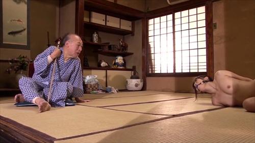 『調教』優しい夫ではハピネスできず、義父の男らしく力強い目線に感じてしまう従順な嫁。ある日、嫁は義父の家を訪ね、「お義父さんに命令されたい！