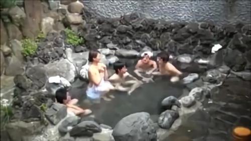 『企画』温泉宿で声をかけたトラベル中の円満夫婦（妻は巨乳限定）が一緒に男湯に入って賞金付きの寝取られミッションにチャレンジ！男性客と中出し！
