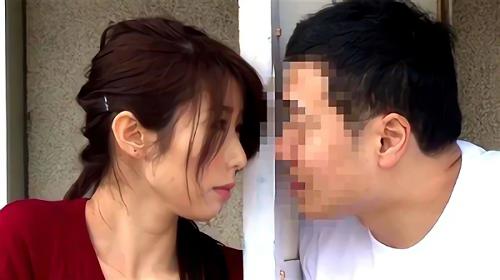 『おばさん』隣の部屋に住む男と禁断の恋に落ちた人妻。二人の密会場所はベランダ。危険を承知で舌を絡ませ、壁越しに愛撫し合う。そして火がつき、2人！