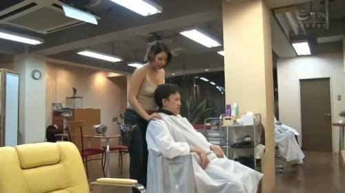 『キス』豊満G乳を揉ませエキサイトを煽り、チ●ポをねっとり咥えて精液を搾り取る内緒の口内ご奉仕。【シャンプー】洗髪中、むにゅっと胸！