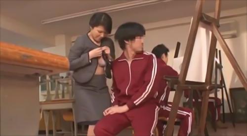 『淫乱』40代の女性教師は、密かに付き合っている男子生徒から、学校でも車内でも身体を求められている。冷静に拒否するものの、仕方なく受け入れ！