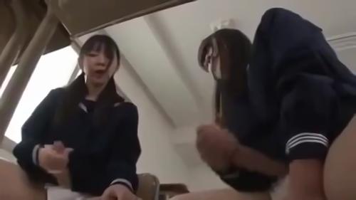 『美少女』ある日生えてきたち○ぽのカイカンにガマンできず授業中に射精したことで露出一人Hにハマってしまった女子校生・ゆずか。教室でシコシコし！