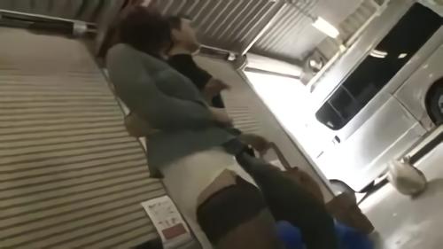 『人妻』買い物帰りの若妻を人気のないゴミ捨て場に連れ込み熟れた身体を弄りまくる！恐怖で声も出せない若妻はワイセツな煽動に強●失禁！