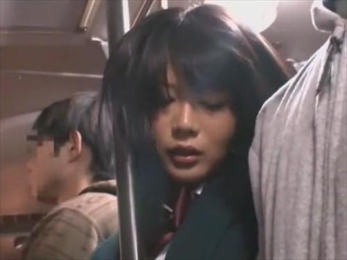 『お漏らし』痴〇を拒む女を無理矢理発情させノープロブレム状態にする人気関係のもの「痴〇ノープロブレム娘」。このレズスペシャルで獲物を狙う痴〇師！