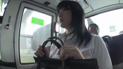 『パンスト』同じバスの同じ席にいつものことながら座っている女子校生がいた。ミニスカートが似合う彼女は胸が大きくて色白。そして何かを期待している！