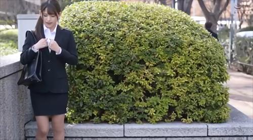 『美女』不況の中さらに追い討ちをかけるような経済危機に直面する現代社会。就職活動に励む女子大生達は今日も慣れないリクルートスーツに身を包み！