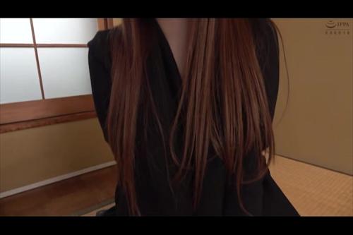 『若妻』「女性に一人Hを見せるのが好きな男」と「Hレスなジレンマ妻」。ナンパされた人妻は「男性の一人Hを鑑賞するだけ」というお話で録画を許！