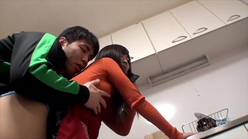 『淫乱』尿意を堪えて帰宅した隣の人妻が家の鍵を失くしたらしく扉の前でモジモジ。隠れて見ていると、ガマンができず玄関前で大量お漏らし。俺に見！