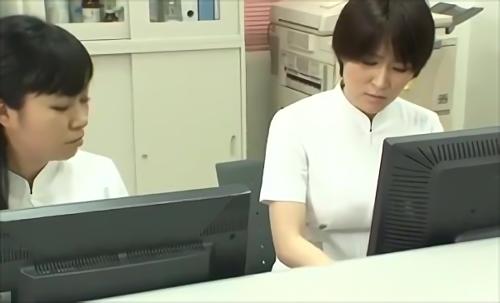 注意する患者がいても冷静に活力指導をしない看護師が、それと同等の患者にこっそり睡眠薬を与えている、患者が寝ている間に看護師はペニスを観察し、手マンや濃厚なキスをする！