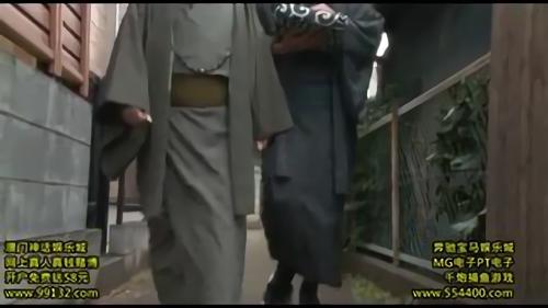 『熟女』悲しみにくれながらも、火照る体を持て余す久美子は、夫の遺児である要を男として自覚するようになる。毎晩、わざ！