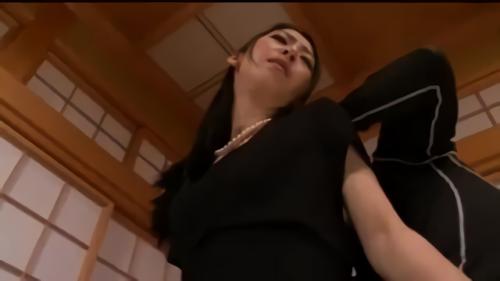 『巨乳』愛する夫を亡くし1年が過ぎようとしていた瞳は仏壇の前で手を合わせ哀しみにふけていた…。そんな彼女の元を訪れてきた義弟をみ！