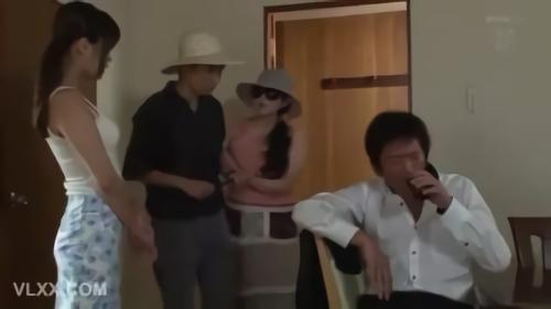 『熟女』就職がうまくいかず実家に転がり込み肩身が狭い義兄に義妹の未帆だけは優しく接してくれた。真夏の熱帯夜、弟夫婦の営みを覗き見！