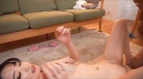 『淫語』フレンドとの海外トラベルが渡航先の悪天候により急遽キャンセルになってしまい遅い時間に帰宅した洋介。意気消沈しながら玄関のドアを開け！