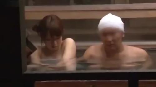 『めちゃシコ』旦那がいない隙に目の前に他人勃起チ○ポを見せつける！欲情した妻は遂に他人生チ○ポで絶頂を迎え…、膣から溢れでる他人精子！妊娠！
