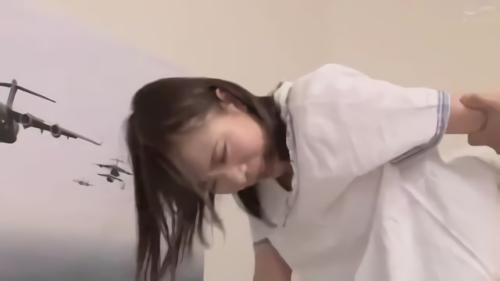 『パンチラ』丸見え！と思ったら、その先にノーブラな妹のバストまでもが同時に見えちゃうW丸見え状態！掃除お構いなしで見てた俺はフル勃起！妹に勃起がバレてヤバいと！