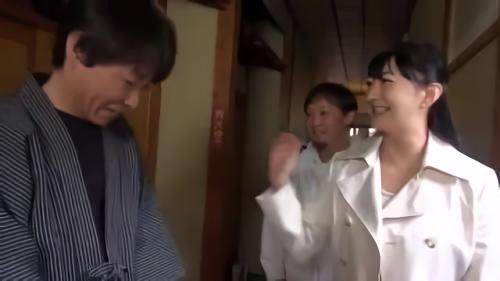 『艶堂しほり』まず旅館を訪れたのはスーパー五十嵐の社長さん。どうやら奥様の禁断の恋の証拠をつかんだので殺してやると殺気立って居ます。続いて！