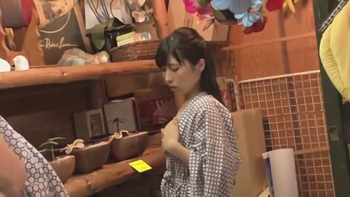 『水着』某所にあるスパリゾートはレズビアン達が集うハッテン場だった。そこに何も知らずにやって来た可愛いノンケ女子はやがてレズビアンしかいな！